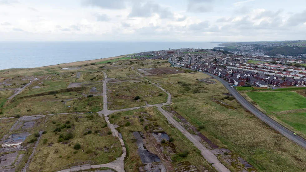 En flygvy visar platsen för den nya kolgruvan nära den cumbriska staden Whitehaven i nordvästra England, som den brittiska regeringen nu har beviljat bygglov för. Arkivbild.