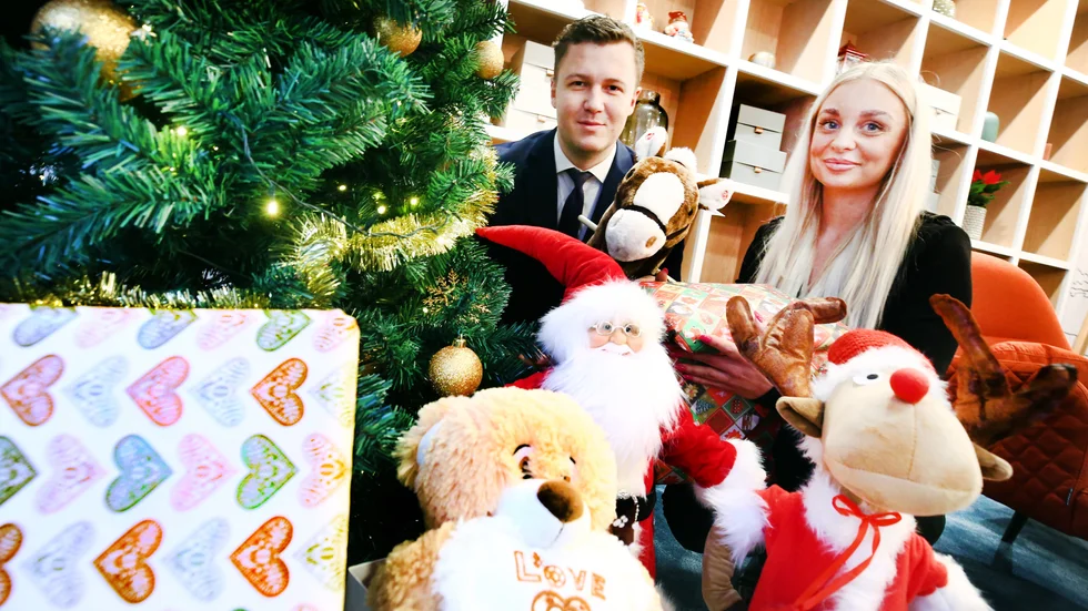 "Det är tuffa tider för många nu. Köp gärna en julklapp av en lokal handlare samtidigt som du hjälper behövande människor, då slår vi två flugor i en smäll", säger Ludwig Gullberg, kontorschef och fastighetsmäklare på Fastighetsbyrån Eskilstuna. På bilden även Anna Jansson, backoffice-ansvarig på Fastighetsbyrån.