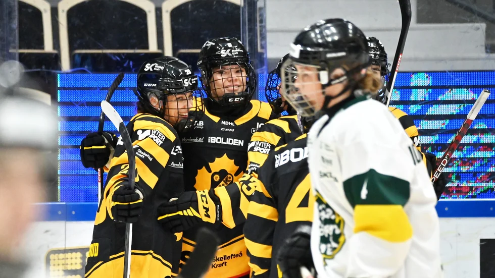 Holly Reuther, mitten, gjorde ett av Skellefteå AIK:s mål i 4–0-segern mot Modo under lördagen.
