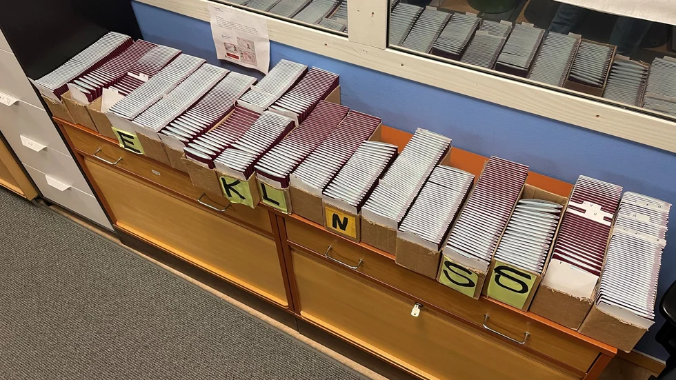300 pass ligger utanför de ordinarie passlådorna hos polisen i Enköping.