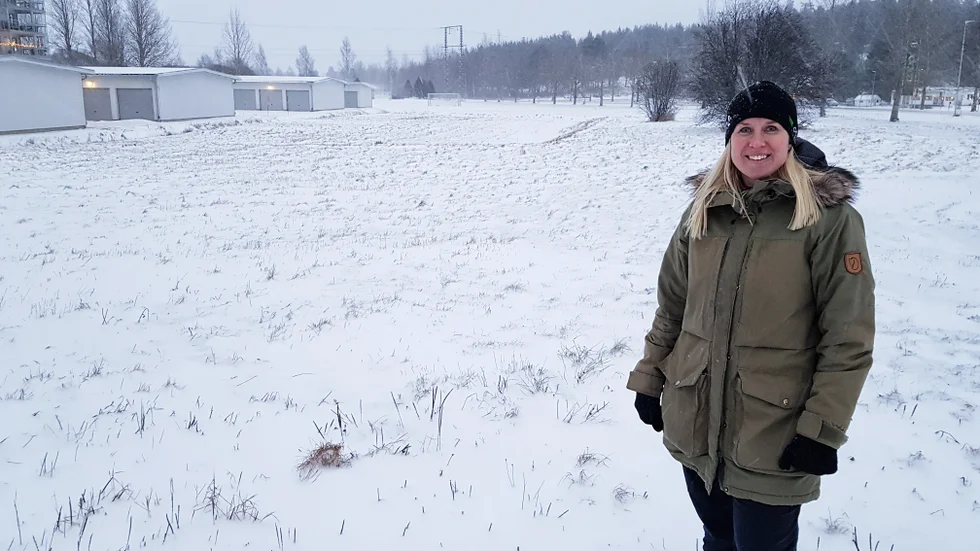 Kajsa Askenryd, idrottslärare på Strömbackaskolan och drivande i projektet, visar var Piteås stora hinderbana kommer att byggas till våren. "Det viktigaste är att hindren ska passa så många som möjligt, barn, vuxna, nybörjare och vältränade", säger hon.
