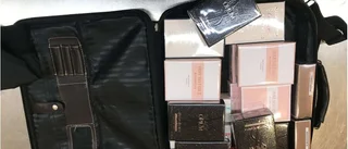 Köpte flygbiljett – snattade parfymer för 64 731 kronor