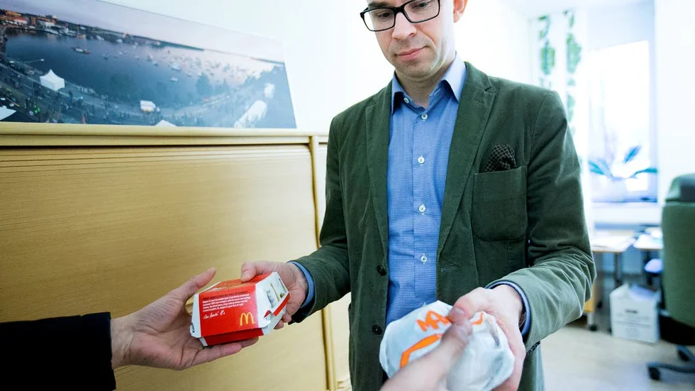 Big Mac eller Maxburgare? NSD tvingade Norrbottens sosse-topp välja. Kommunalrådet i Luleå Niklas Nordström (S) är villig att förlåta Max-kedjans stöduttalande för Alliansen.