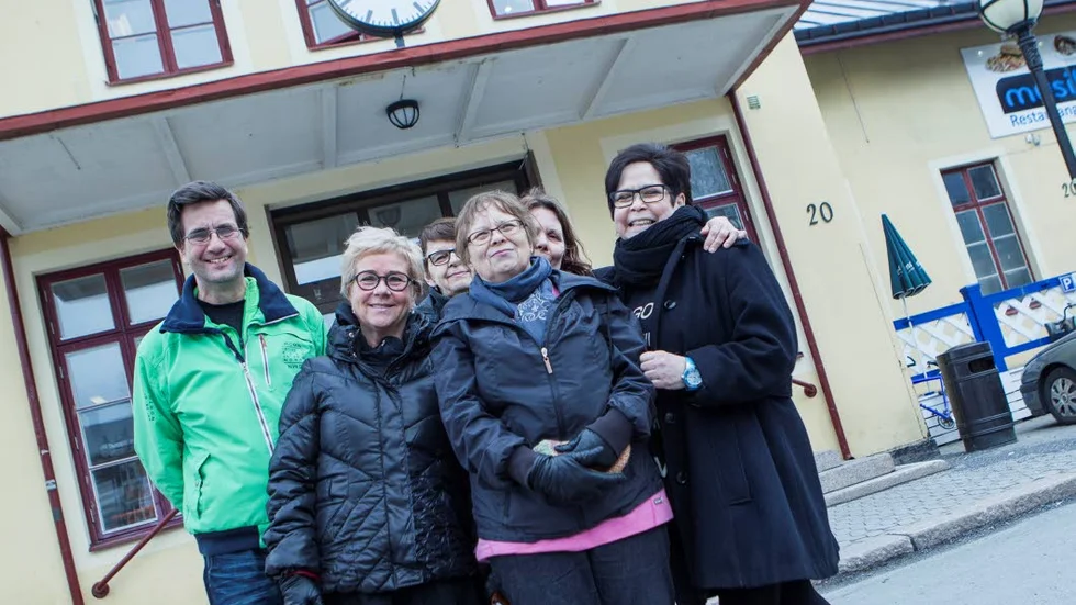 LYFT FÖR STATIONEN. Nu blir det ordning och reda på tågstationen. Ett socialt företag tar med stöd av Luleå kommun och Jernhusen på sig att hålla ordningen. Dessutom ska man starta ett vandrarhem i Luleå. Här är några av deltagarna, från vänster: Lars Magnusson, Rose-Marie Lundström (projektledare Coompanion), Marita Åhman, Aili Tutärniemi, Yvonne Sundqvist och Marie Lindberg.