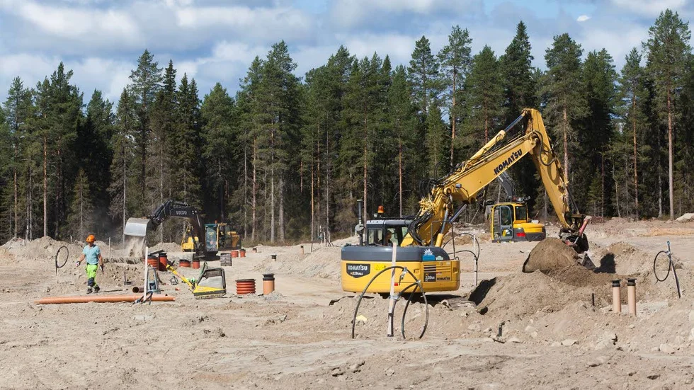 BYGGANDE. Skälet till kommunens nya organisation är att man vill styra byggandet i Luleå på ett tydligare sätt. Kommunstyrelsen ska få större strategiskt inflytande. Här arbetar en grävare på bostadsområdet Hällbacken.