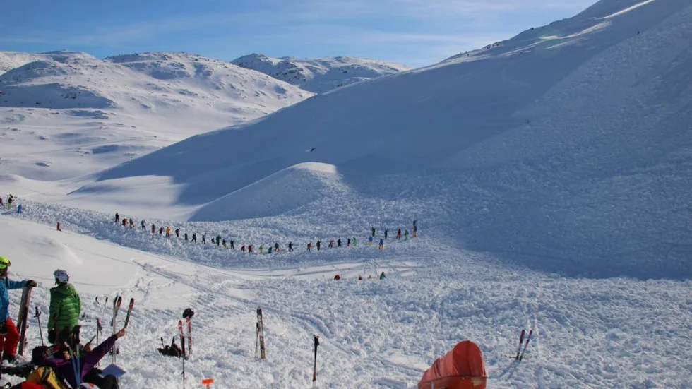 Området där den 500 meter breda lavinen gick söks igenom då det var oklart om fler dragits med i snömassorna.