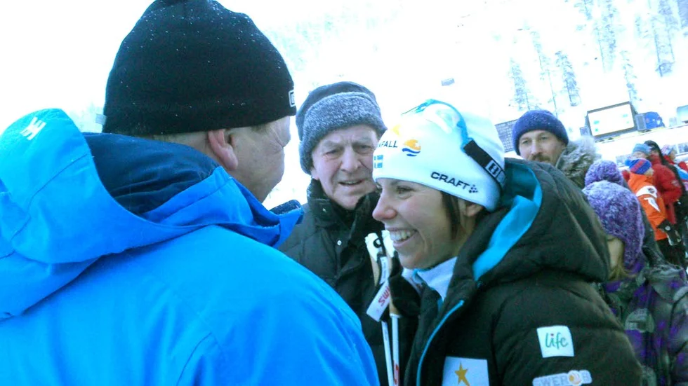 Farfar Bengt med sin sondotter Charlotte. Här i Kuusamo tidigare i vinter.