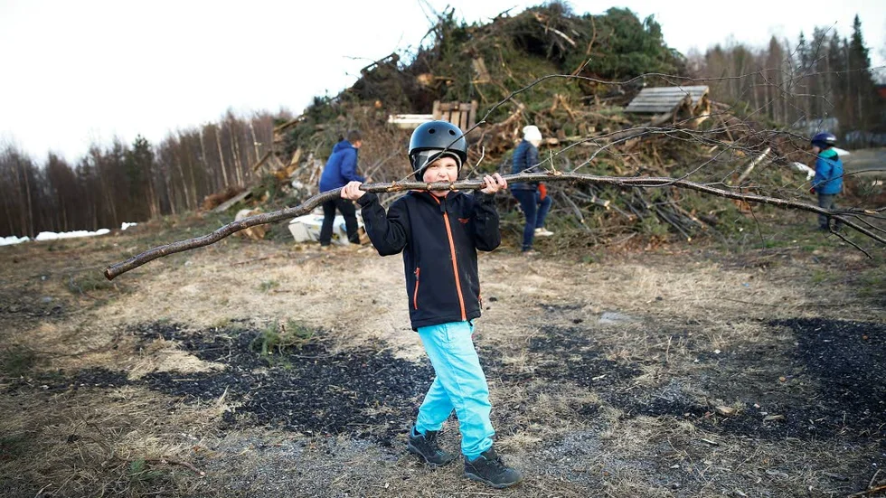 Hjälpa till. Noah Eriksson, 7, ville helst att den stora brasan skulle tändas.