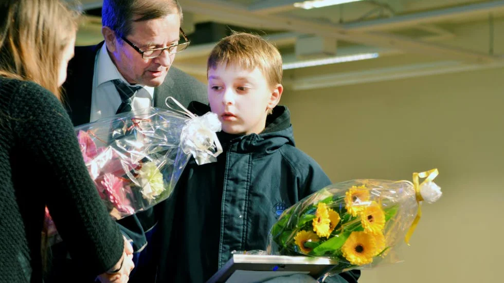 Kommunchef Nadja Lukin och stadsdirektör Raimo Ronkainen gratulerar Samo Halonen som räddade livet på sin kompis och nu är Vardagens hjälte.