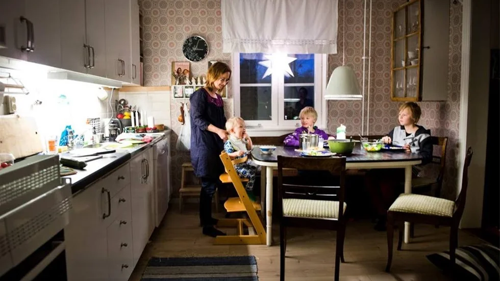 Maten är serverad och tre hungriga söner sitter vid köksbordet.
- Det är en härlig känsla, säger Ragnhild Nilsson.