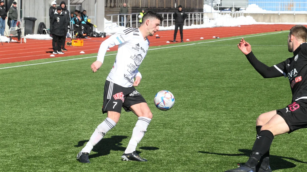 Ivan Rako försöker hitta vägar genom Sollentunas försvar. Motala AIF hade svårt framåt i premiären. Men avgjorde i slutet genom Kevin Ali.