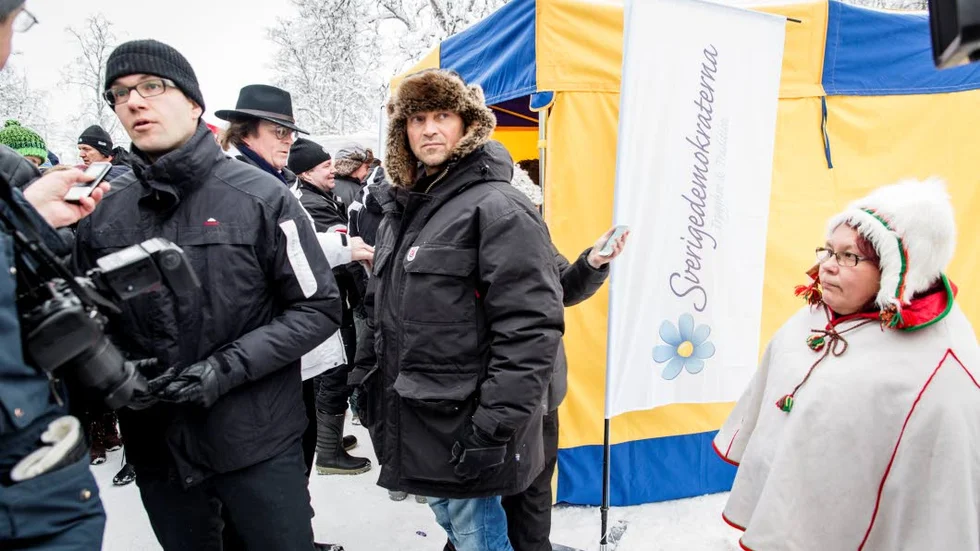 VÄRVAR. Sverigedemokraterna ska ha öppet möte i Jokkmokk i mitten av april. Dock kommer inte partiledaren Jimmie Åkesson den här gången. Bilden är från hans uppmärksammade besök på vintermarknaden.
