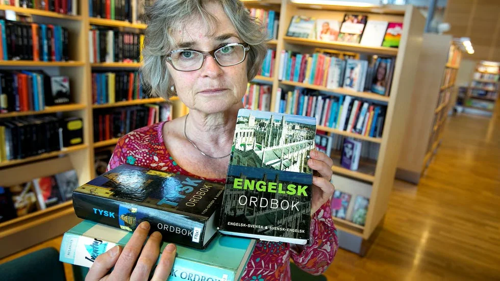 ÅTERSTÄLLDA. Efter minst sju år är de tyska och ryska ordböckerna återställda, plus en engelsk ordbok som kompsenation. Ann-Catrine Westerberg, biträdande bibliotekschef, säger att gesten är ett föredöme. ”Det är aldrig för sent”, säger hon.