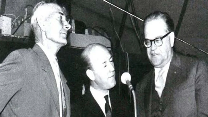 Statsminister Tage Erlander var en av Lennart Hylands gäster. Här i oktober 1959 när han med den norske statsministern Einar Gerhardsen utropar den nya staten Morokulien.