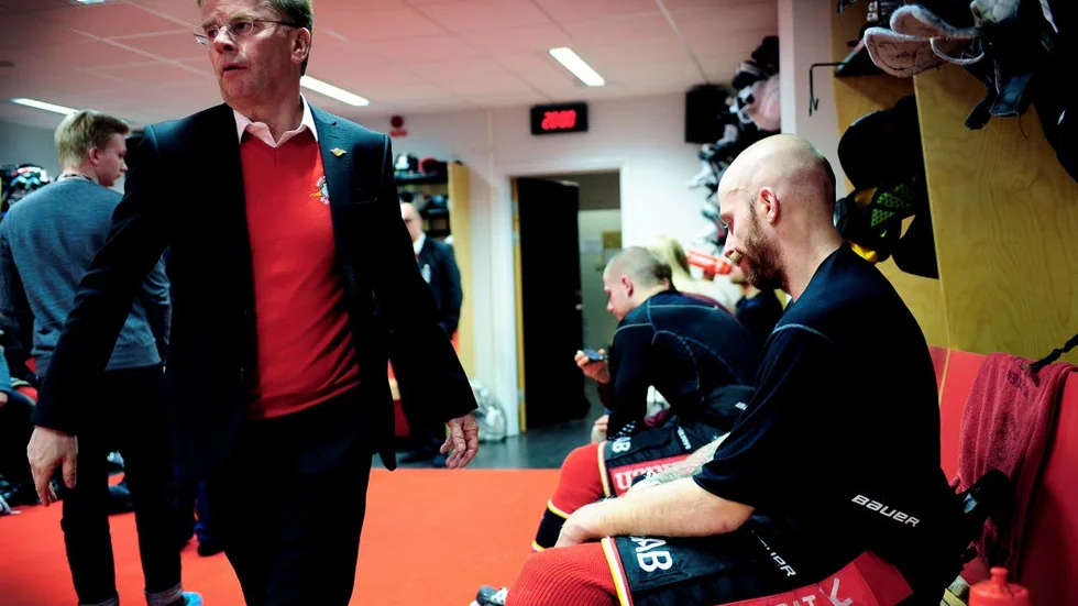 Vad händer nu? Luleå sportchef Lars ”Osten” Bergtröm tackade spelarna efteråt. Frågan är vilka av dem som blir vkar till nästa säsong.
