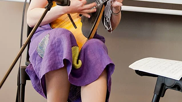 FOLKMUSIK. Ryska Natalia Ivanova bjöd på hemlandets toner med en balalajka.
