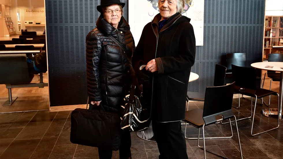 Karin Strålberg, 82, Luleå: 1. – Ja, jag har mina fasta som jag ger till. 2. – Ja de som har mycket pengar, vi får inga avdrag. Astrid Lindgren, 82, Luleå: 
1. – Ja, jag har ganska många jag ger åt. Vilka man ger åt beror på vad man gått igenom i livet. 2. – Det är väl i så fall företagen. ?Foto: Pia Hanzi