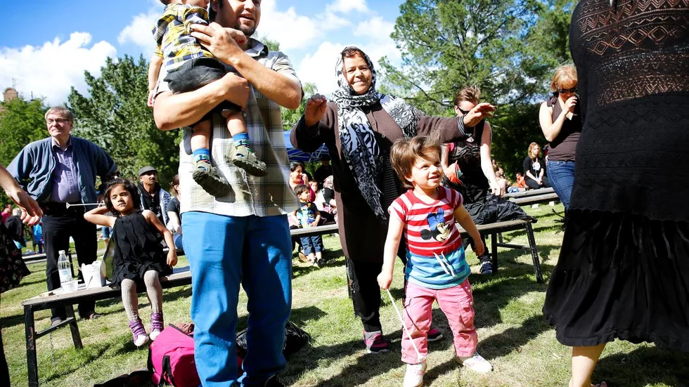 DANSEN SOM MÖTE. Javid Farhadi, Haddis Farhadi, Ziagol Mohammad Omar och Sofia Farhadi släppte loss i Stadsparken.