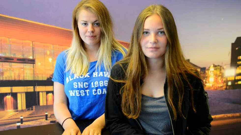 GRÄSVÅRDARE. Kajsa Paaso och Felicia Hangasjärvi driver tjänsteföretaget Gräsligt Enkelt under sommaren.