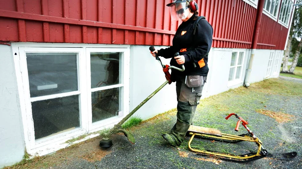 RÖJNING. Parkarbetaren Inger Öberg röjer runt den tomma skolan. Hon tycker att det är tråkigt att den stängt.