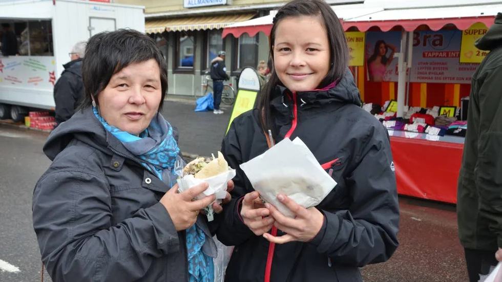 MARKNAD. Edith och Linn Påve är flitiga besökare på marknaden och passade på att mumsa i sig en suovas-kebab framåt lunchtid.