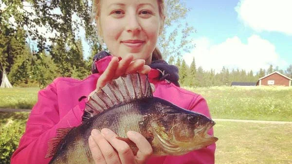 SNYGG RYGGFENA. Evelina Lif drog upp en abborre på 725 gram i Käymäjärvi.