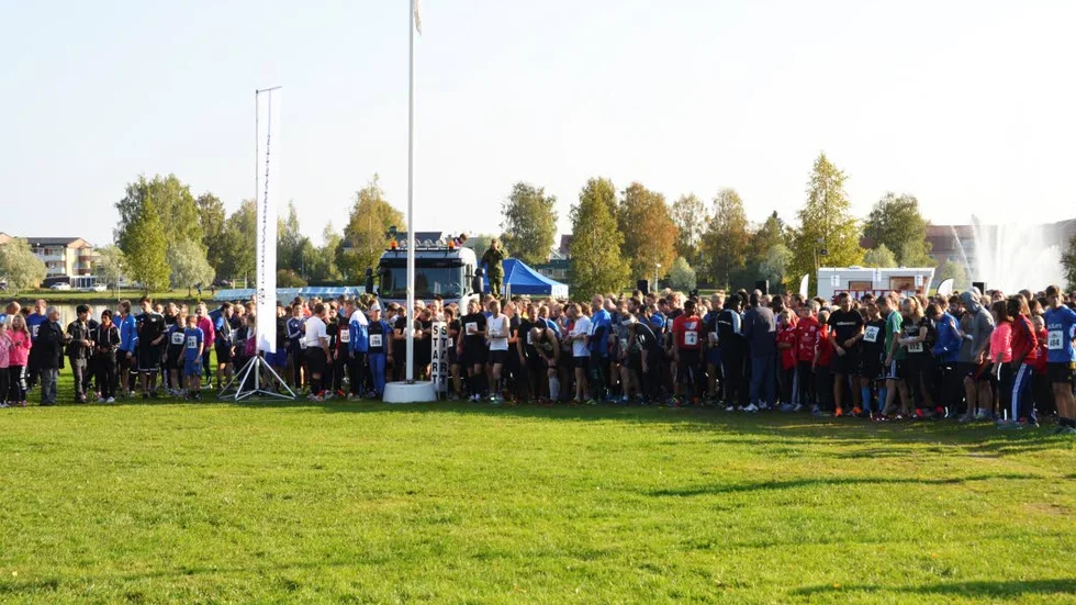 KLARA FÄRDIGA GÅ. En hel uppsjö av människor väntar på att startsignalen ska ljuda.