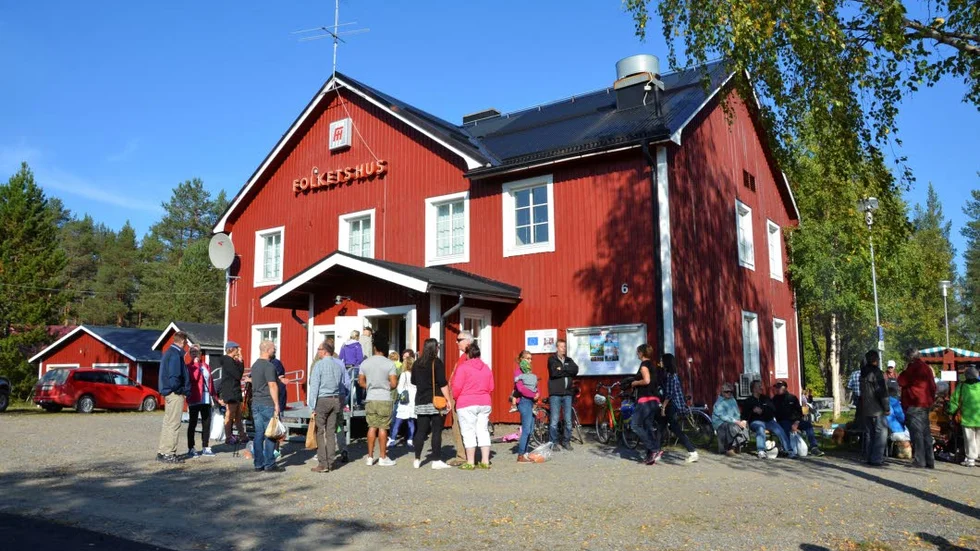 FOLKETS HUS. Grönmarknaden lockade många besökare denna soliga lördag.