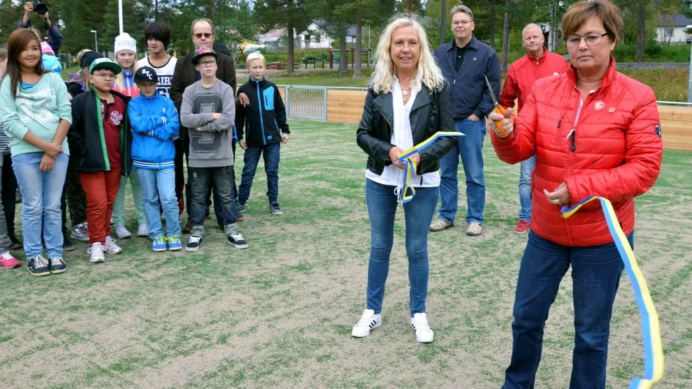 INVIGNING. Birgitta Larsson klipper bandet till nya multisportarenan, som invigdes i går. I bakgrunden elever från Malmstaskolan, .