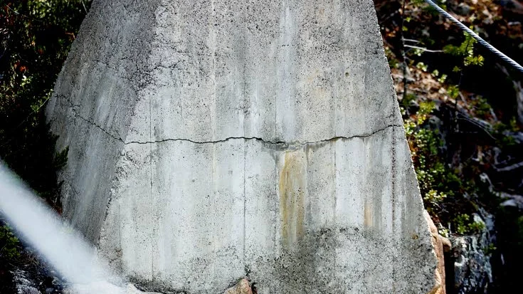 SPRICKA. Ett av betongfundamenten har spruckit.