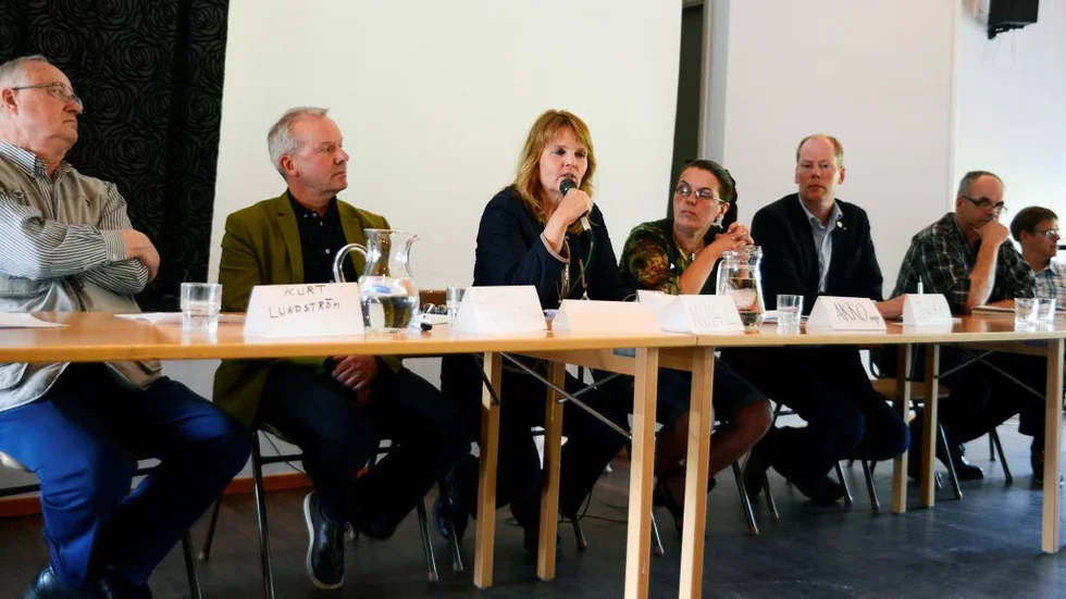 PANELDEBATT. Inför ett 100-tal personer i Vuollerims folkets hus debatterades Letsiprojektet. Från vänster Kurt Lundström, Vuollerimgruppen, Claes Hedenström, Vattenfall, Nina Lundström, Folkpartiet, Akko Karlsson, Miljöpartiet, Johan Johansson, Moderaterna, Roland Boman, Framtid Jokkmokk och Ingemar Perä, vattenmyndigheten.