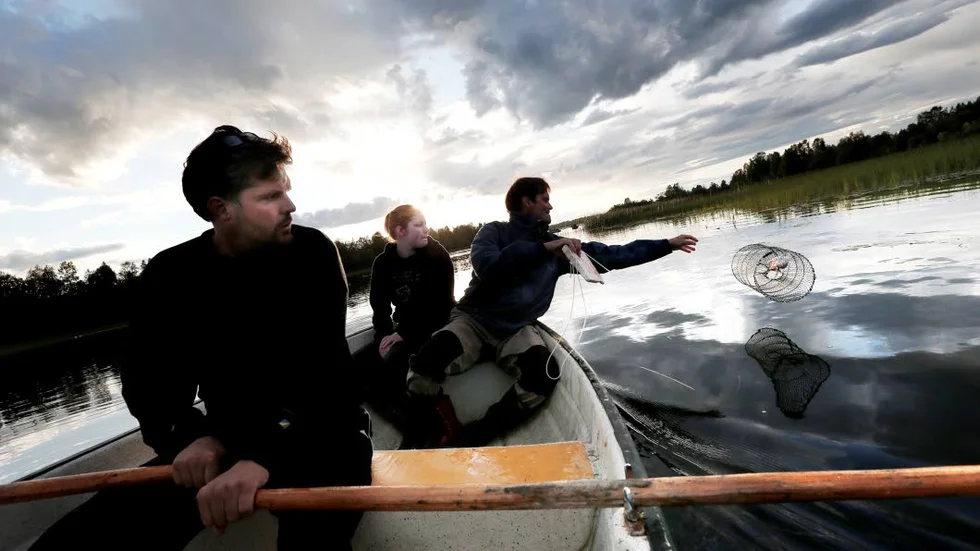 Teamwork. Magnus Nordlund fick ro medan Ida Nordlund, 19, och Tore Nordström vittjade burarna.