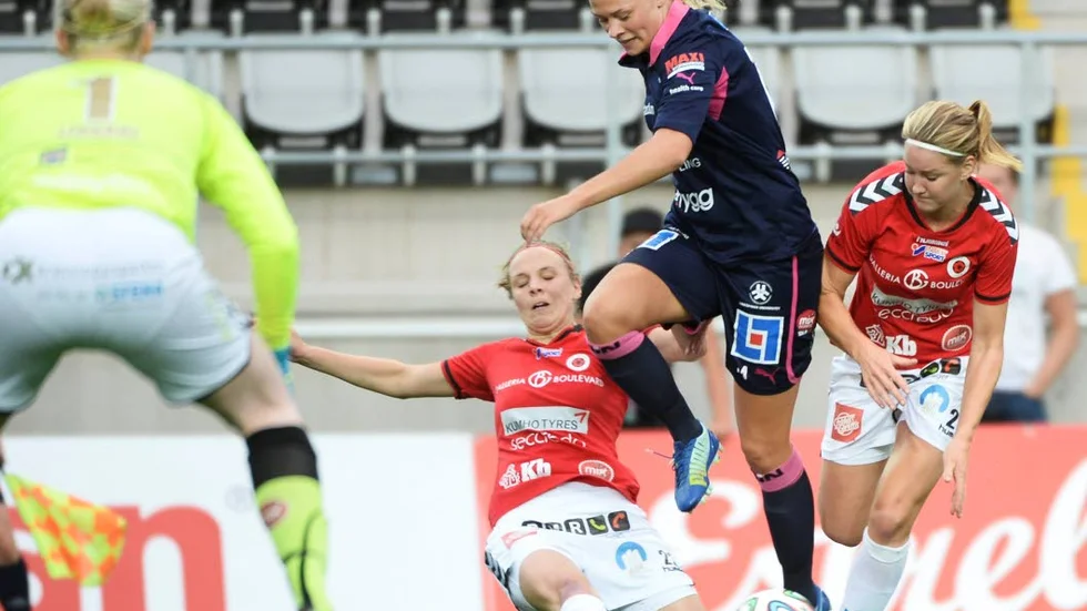 Piteå nästa? Landslagsbacken Mia Carlsson (till vänster) förhandlar med Piteå IF.