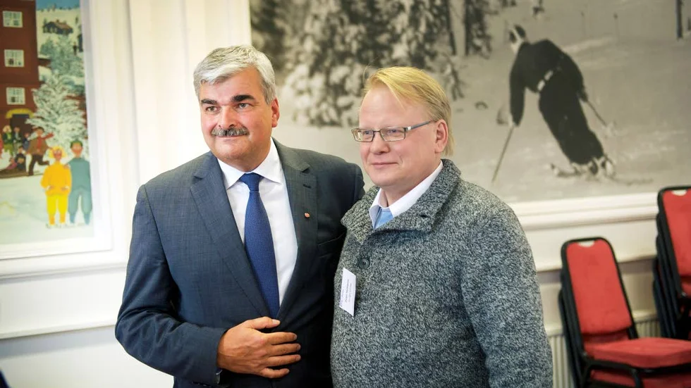 vännen. Håkan Juholt med en av sina få (tgvå) vänner i verkjställande utskottet: Peter Hultqvist, en gång ledarskribent på NSD.