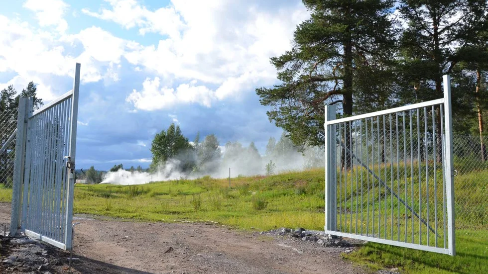 rök. LKAB borrar fyra hål i berget, med en längd på 150 meter vardera, för att övervaka bergrörelser i Malmberget.