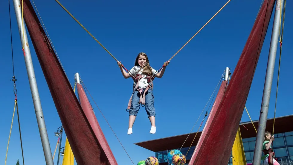 STUDS. Luleåtjejen Thyra Eriksson, 8 år, hoppar studsmatta av hjärtans lust, en av många tivoliattraktioner på Luleå hamnfestival.