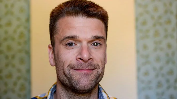Peter Magnusson spelar målaren Micke.