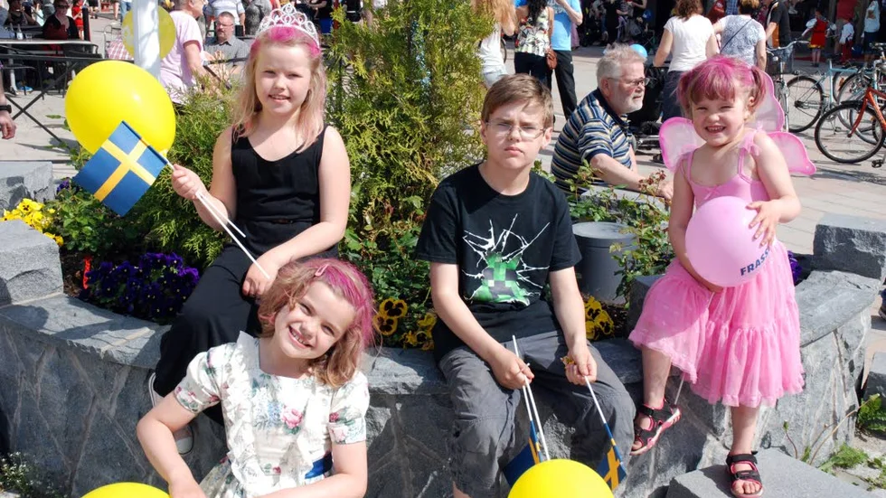Ballonger. Syskonen Isak, Signe och Moa Niemi, här tillsammans med Leah Winroth, hade alla fått ballonger.