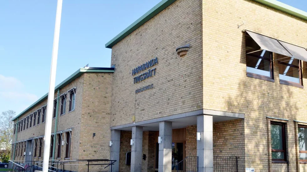 TINGSRÄTTen. Företagsledningen uppgav att de tyckt att vinsten var dålig för företaget. Och när den misstänkta kvinnan blev sjuk uppdagades brottet.