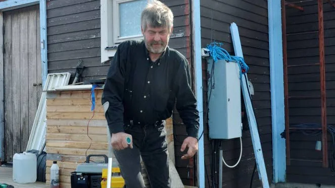 BESVÄRLIGT. Att gå och röra på sig har bara blivit svårare och svårare för Göran Holmbom efter skoterolyckan där han skadade bäckenet.
