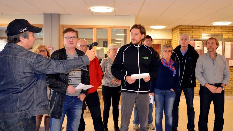 historiskt MAKTSKIFTE. Gällivare kommun ska styras av en allians bestående av fem partier. Aimo Liukku från närradion intervjuar Eva Alriksson, (M), Lars Alriksson, (M), Bror Wennström, (MV), Pernilla Fagerlönn, (V), Henrik Ölvebo, (MP), Benny Blom, (M), Jeanette Wäppling, (V), Bernt Nordgren, (NS) och Kalle Taivalsaari, (V).?