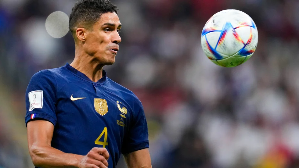 Raphaël Varane uppges vara en av flera franska spelare som drabbats av en förkylning lagom till söndagens VM-final mot Argentina.
