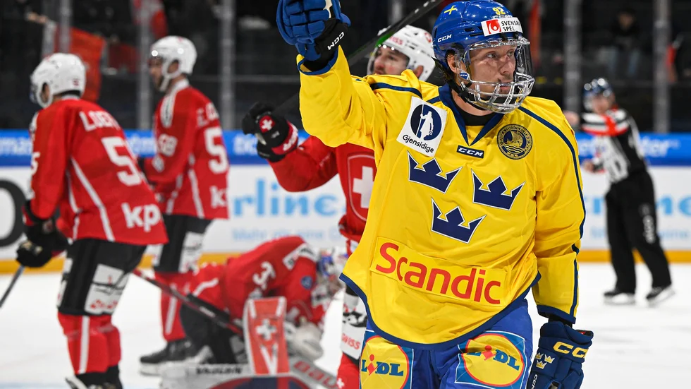 Jesper Olofsson satte 2–1 mot Schweiz – men Sverige behövde förlängning för att avgöra mot hemmanationen i Swiss ice hockey games.