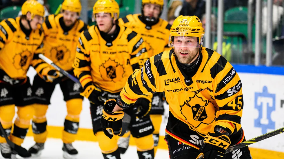 Oscar Möller gjorde tre raka mål i den andra perioden när Skellefteå AIK gick ifrån till 3–0 borta mot Rögle.