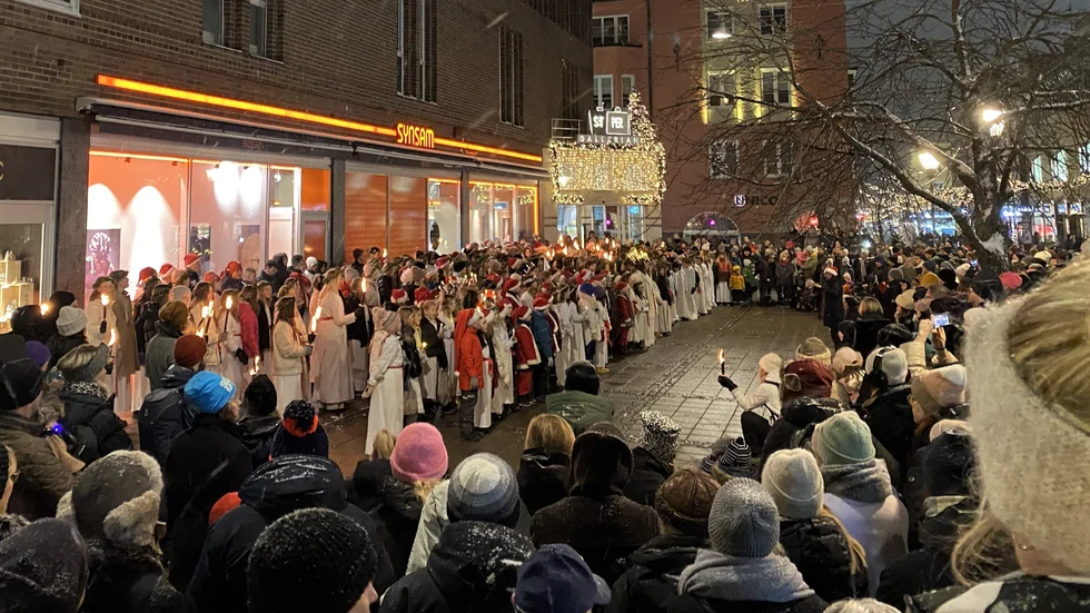 Uppsala Musikklasser bildade ett jättestort luciafölje på Celsiustorget. Någonstans mellan 300 och 400 musikelever från årskurs 3 upp till gymnasiet lyste upp vinterkvällen med lucia- och julsånger.