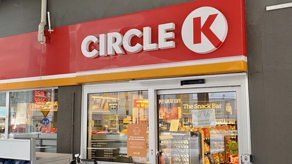 En man greps under fredagen misstänkt för att ha rånat Circle K på Vingåkersvägen.