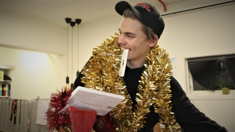 Rasmus Månsson dyker ner i lådan med glitter och annat julpynt som ska användas för att smycka de epa-bilar som ska köras i årets Lucia-strögtåg. "Blir det snyggt så här", skrattar han när de andra i arrangörsgruppen inte vill vara med på bild.
