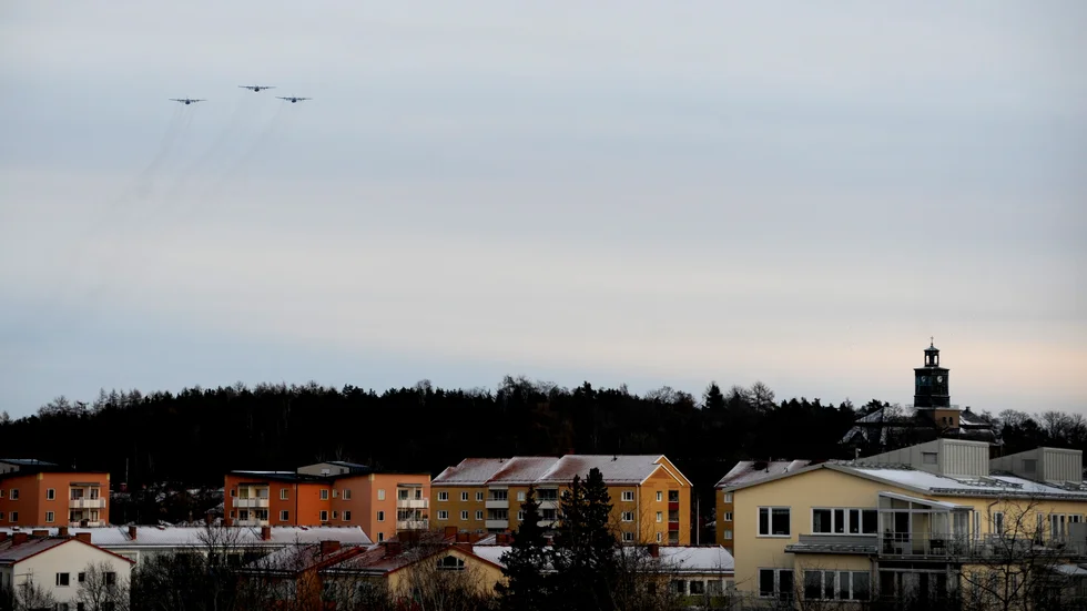 Julgransflygning över Enköping med Hercules från Skarabors flygflottilj, F7.