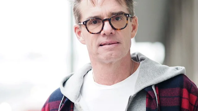 Thomas Larsson är bosatt i Stockholm. "Gravitation" är hans andra roman efter ett långt skrivuppehåll. "Fyrbåken" kom 2020.