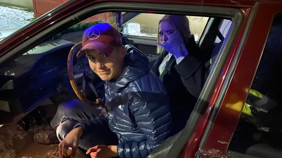Lussecruising 2022, luciatåg med A-traktorer. Fredrik Lindholm, 15, Stallarholmen och Rut Winnberg, 15, Mariefred har luciakronan på taket och är redo att ligga först i luciatåget, strax efter polisbilen. 